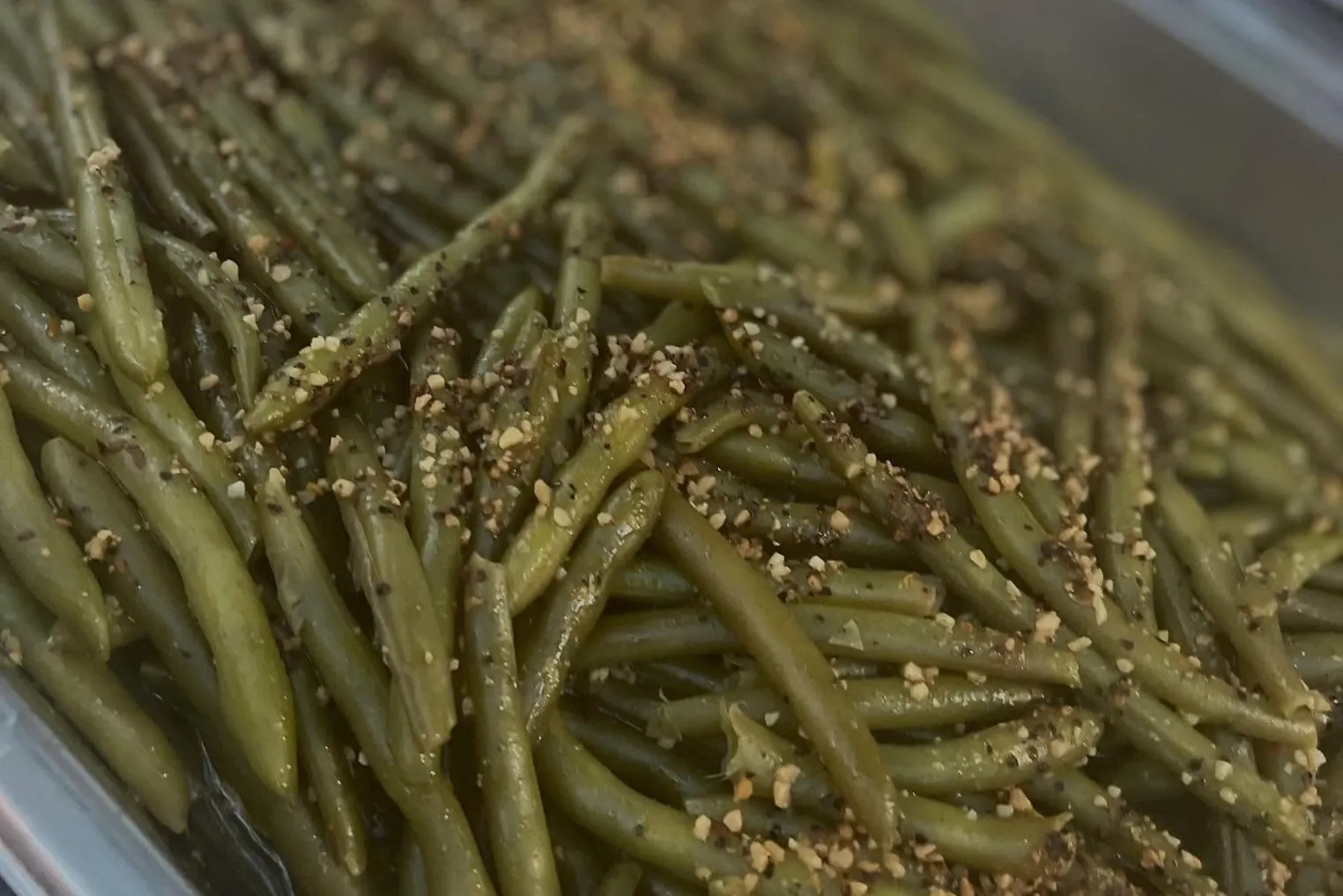 Seasoned green beans with toasted garlic